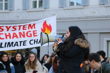Ronahi Yener hat den Zuger Klimastreik am 18. Januar 2019 mitorganisiert und hält eine  Rede vor den versammelten Schüler*innen