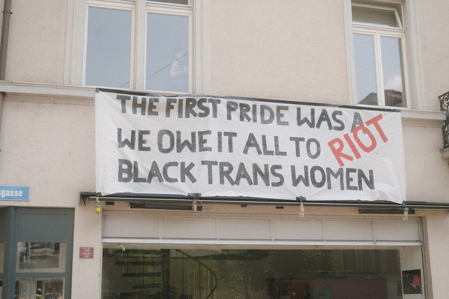 «DIE JUNGE SICHT»: Kritik am Regenbogen-Kapitalismus: Authentisches Eintreten für die LGBTQ+ Gemeinschaft