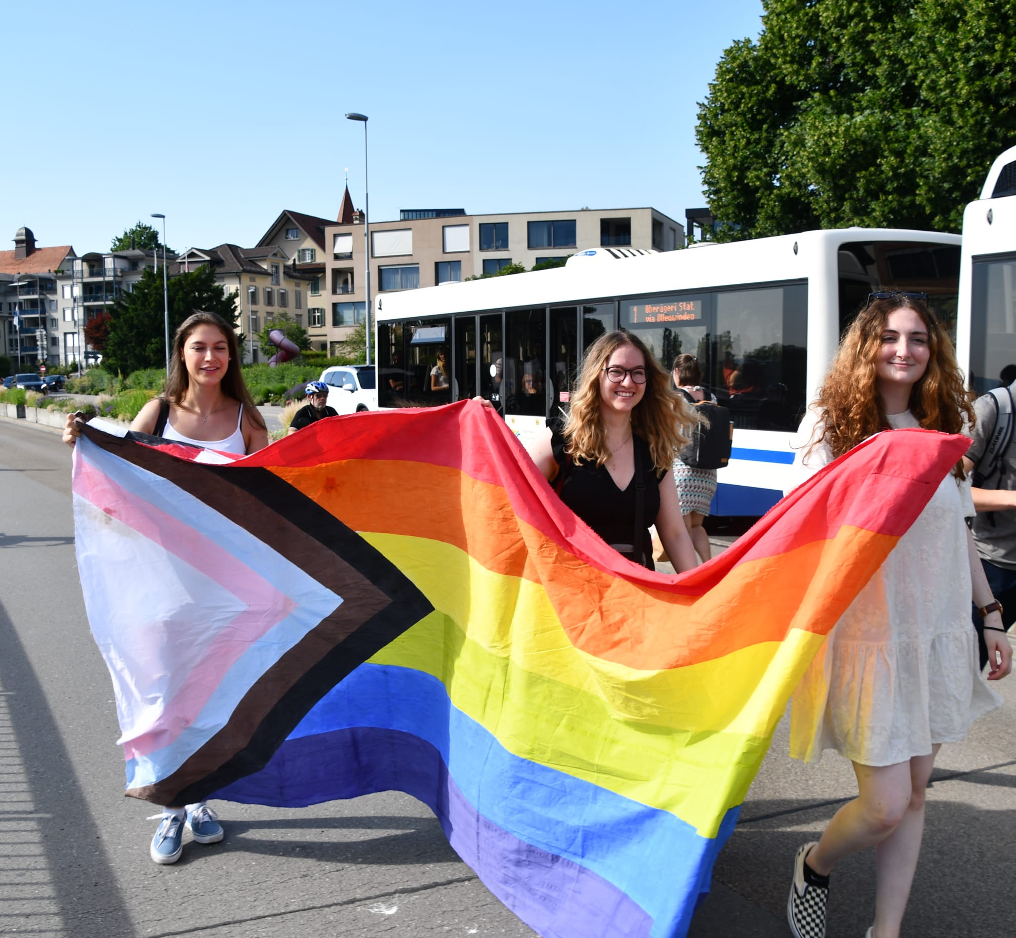 Ines, Jana und Arsena mit Pride Flagge